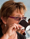 Margareta Persson dricker kaffe ur en mugg